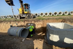 20240214 Trabajadores en la instalación de tubería de hormigón que sustituye a la zanja a cielo abierto 4