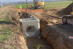 20240214 Trabajadores en la instalación de tubería de hormigón que sustituye a la zanja a cielo abierto 4