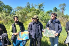 Explicaciones durante la visita en el Soto de Alfaro