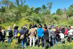 Explicaciones durante la visita en el Soto de Alfaro 2