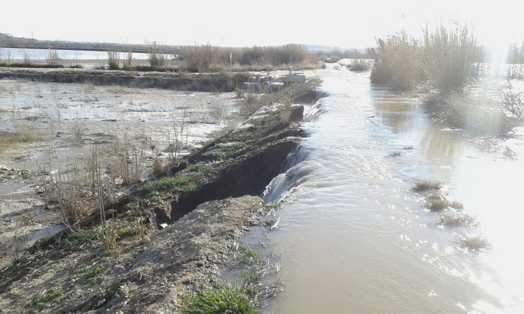 Figura 11. Dique de defensa siendo desbordado y erosionado en su trasdós (Confederación Hidrográfica del Ebro).