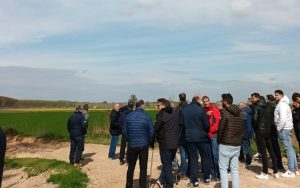 Agricultores durante la visita a las áreas de inundabilidad temporal de Remolinos y Alagón