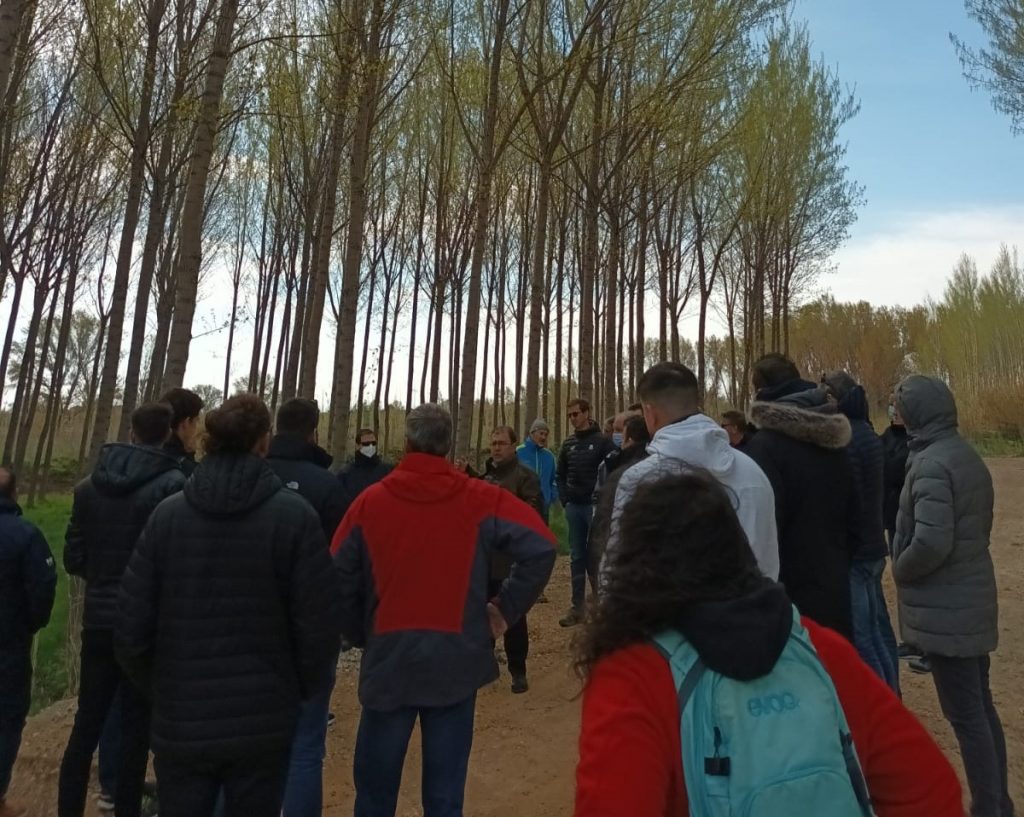 Agricultores durante la visita a las áreas de inundabilidad temporal de Remolinos y Alagón