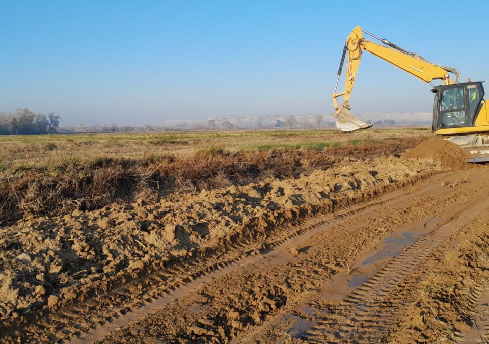 Obras de adaptación ante inundaciones del sistema de riego de la Comunidad de la Huerta del Ebro en Fuentes de Ebro. Realizando la zanja para enterrar la tubería