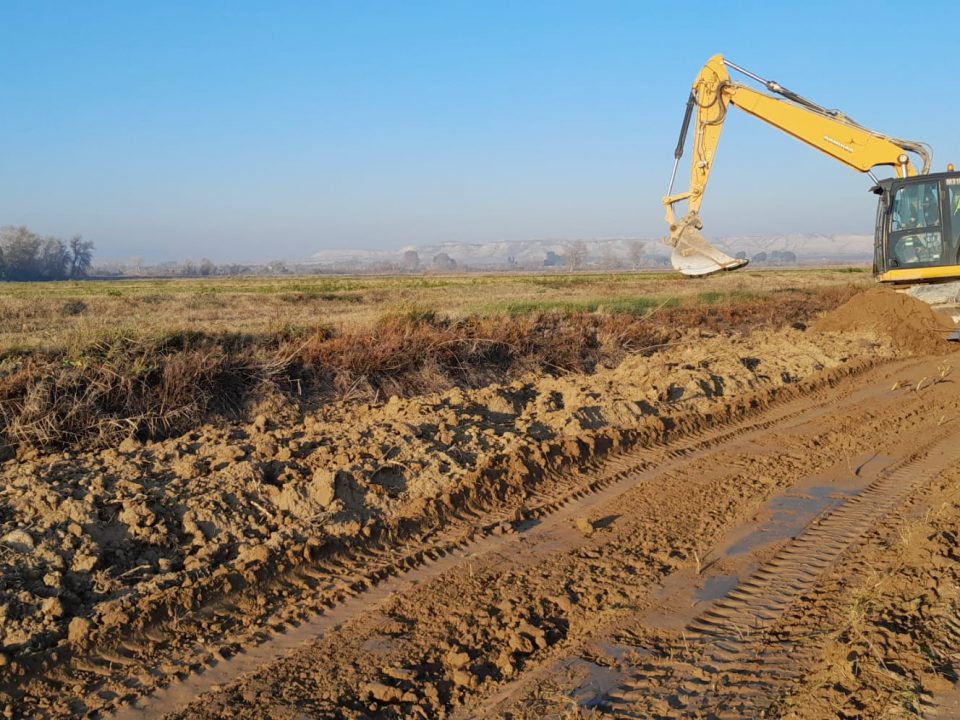 Obras de adaptación ante inundaciones del sistema de riego de la Comunidad de la Huerta del Ebro en Fuentes de Ebro. realizando la zanja para enterrar la tubería