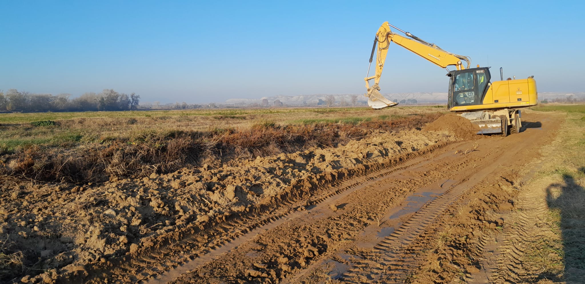 Obras de adaptación ante inundaciones del sistema de riego de la Comunidad de la Huerta del Ebro en Fuentes de Ebro. Realizando la zanja para enterrar la tubería