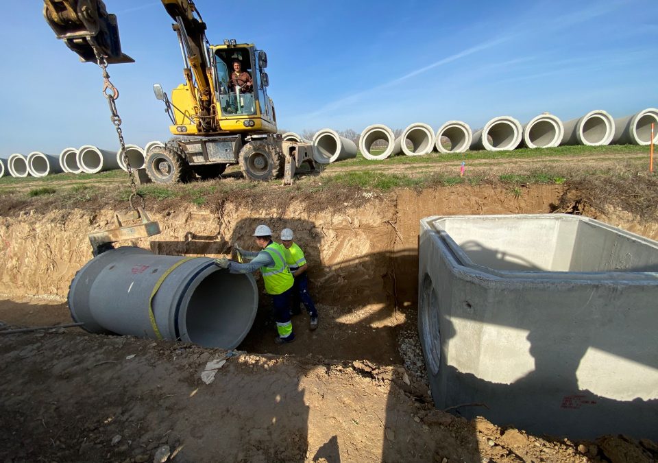 Trabajos de instalación de la tubería de hormigón para el sistema de riegos de la Comunidad Huerta del Ebro, en Fuentes de Ebro (Zaragoza)