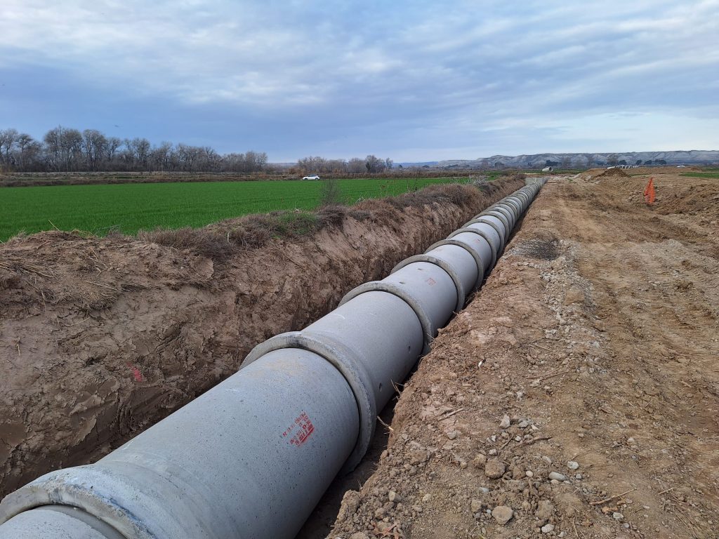 Tubería de hormigón instalada en el sistema de riegos de la Comunidad Huerta de Ebro, en Fuentes de Ebro, Zaragoza