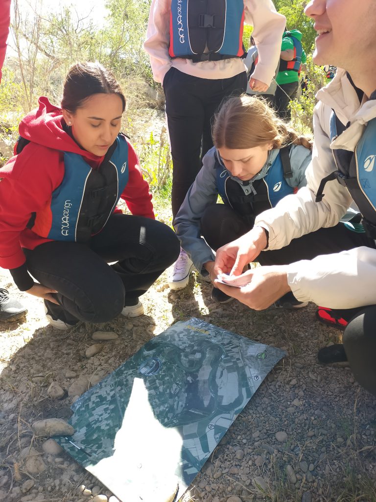 Descenso interpretativo. Parada para realizar un juego sobre la ordenación del territorio y para hablar del ecosistema acuático. Alumnos del IES Gonzalo de Berceo, en Alfaro.