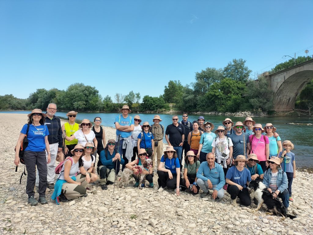 Foto de grupo de los participantes en la ruta meandro de El Señorío - meandro de La Roza integrada en la iniciativa Walking Rivers