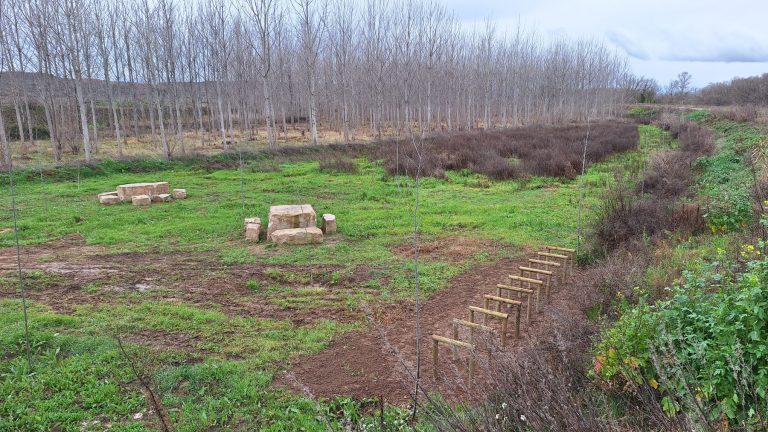 Nuevo mobiliario instalado en la parcela liberada de La Roza (Alfaro), convertida en área de descanso