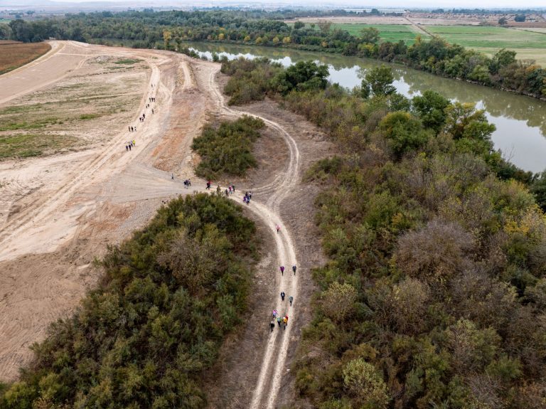Grupo de ruta interpretativa por el meandro de Aguilar (Fuentes de Ebro, Zaragoza). Vista aérea.