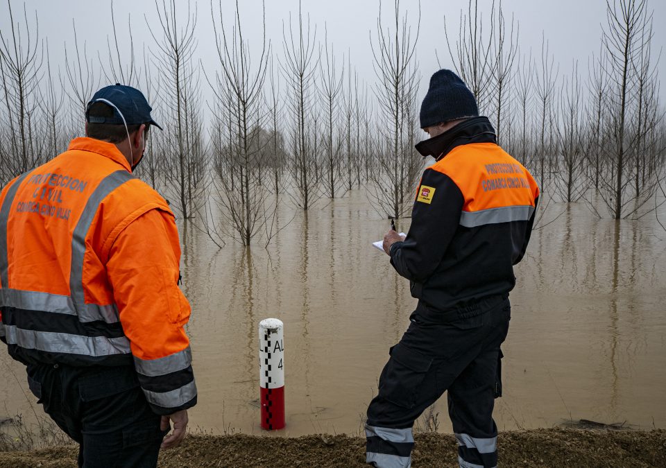 Trabajadores de Protección Civil de Aragón 112 en la cuenca del Ebro