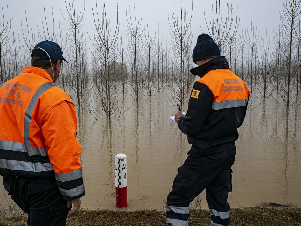 Trabajadores de Protección Civil de Aragón 112 en la cuenca del Ebro