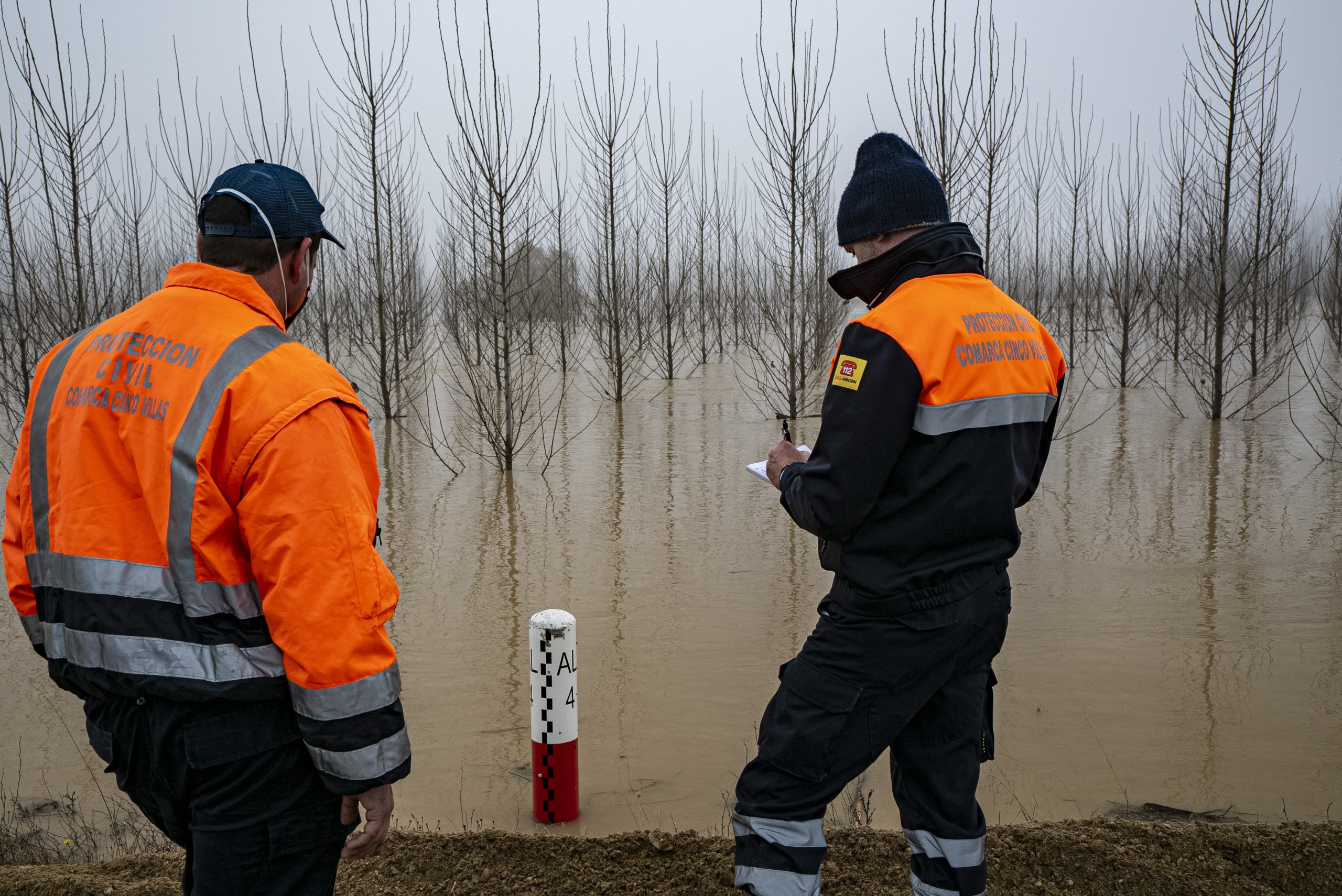 Trabajadores de Protección Civil de Aragón 112 en la cuenca del Ebro