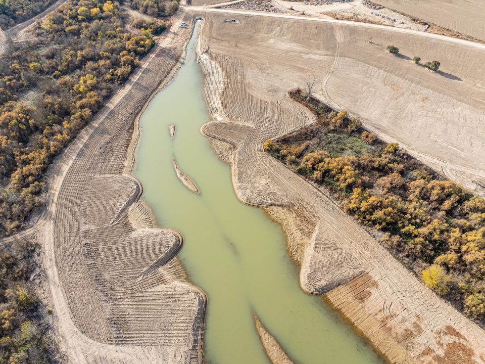 Meandro de Aguilar (tramo Osera de Ebro - Fuentes de Ebro). Noviembre 2025. Retranqueo de mota realizado y nuevo humedal.