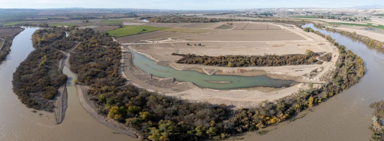 Meandro de Aguilar. Noviembre 2025. Osera de Ebro - Fuentes de Ebro (Zaragoza). Retranqueo de defensas.