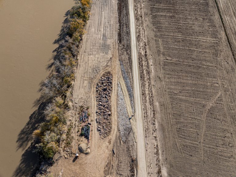 Mejana del Conde. Noviembre 2025. Osera de Ebro - Fuentes de Ebro (Zaragoza). Retranqueo de defensa.