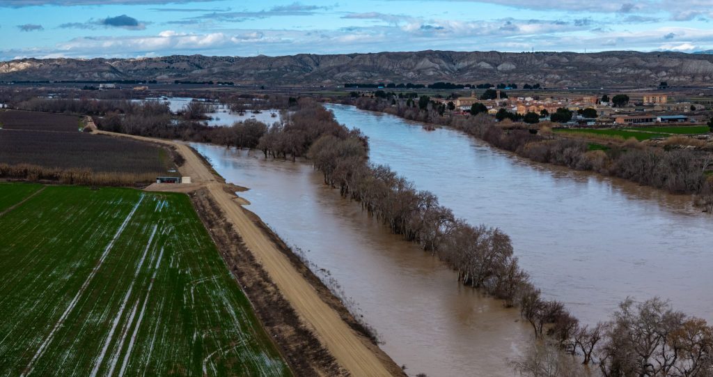Mejana del Conde (tramo Osera de Ebro - Fuentes de Ebro, Zaragoza). Espacio fluvial recuperado evitando estrechamiento del río. Foro durante la crecida del Ebro 17 de febrero.