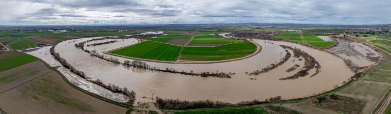 Meandro de Aguilar (tramo Osera de Ebro - Fuentes de Ebro, Zaragoza). Espacio fluvial recuperado evitando estrechamiento del río. Foro durante la crecida del Ebro 17 de febrero.