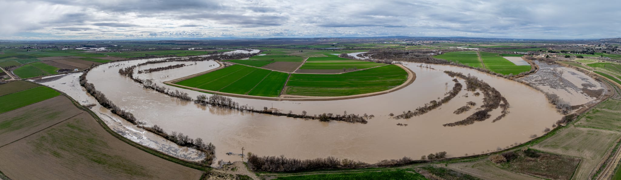 Meandro de Aguilar (tramo Osera de Ebro - Fuentes de Ebro, Zaragoza). Espacio fluvial recuperado evitando estrechamiento del río. Foro durante la crecida del Ebro 17 de febrero.