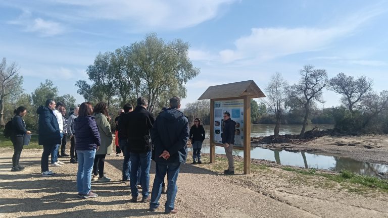 20260320 Visita Foro de Entidades Locales al tramo Osera - Fuentes (Zaragoza). panel en la entrada de agua al brazo de río que conecta el río a través del meandro de Aguilar.