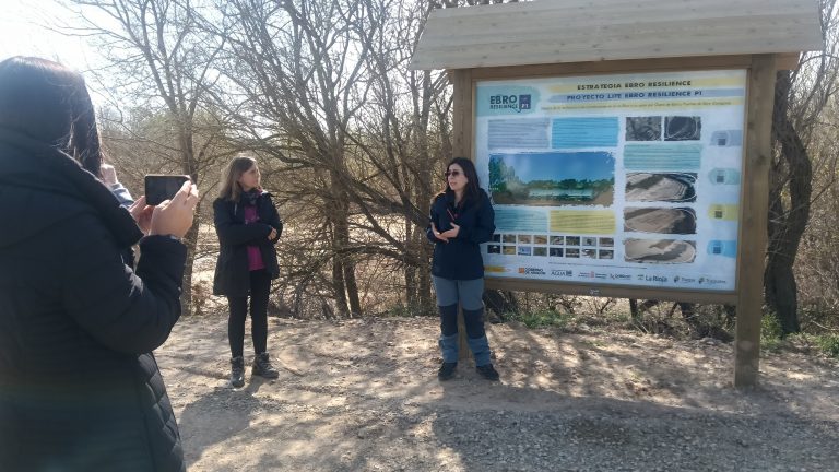 20260320 Visita Foro de Entidades Locales al tramo Osera - Fuentes (Zaragoza). panel en la entrada de agua al brazo de río que conecta el río cruzando parte del meandro de Aguilar.