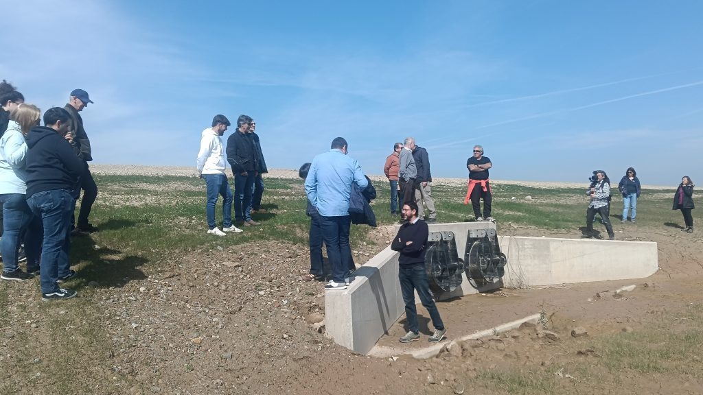 Visita a las clapetas de retorno de riego en el nuevo humedal del meandro de Aguilar