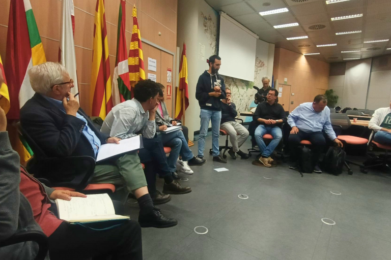 Reunión del grupo de transformación del conflicto en la sede de la CHE.