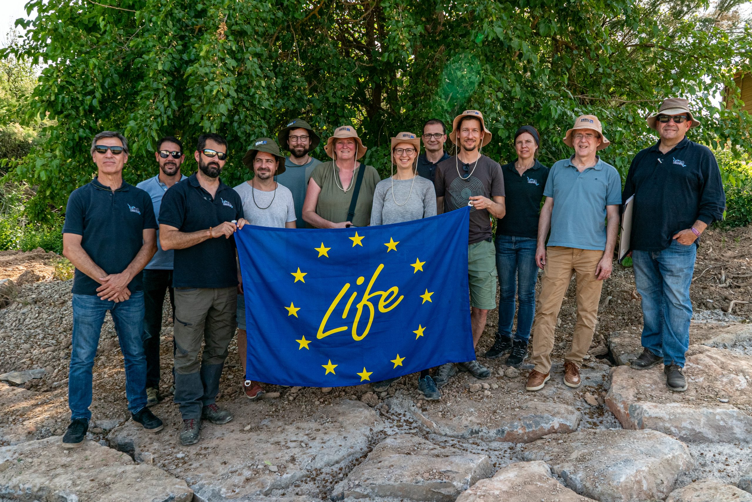Visita proyecto IRIS Austria. Fotografía grupo con bandera LIFE.