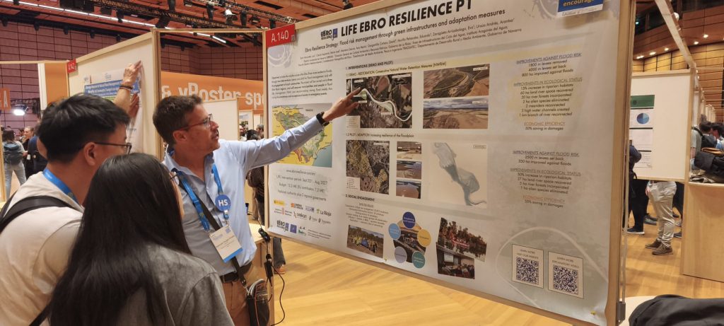 Presentación en EGU 2026. Samuel Chopo explicaciones ante el póster