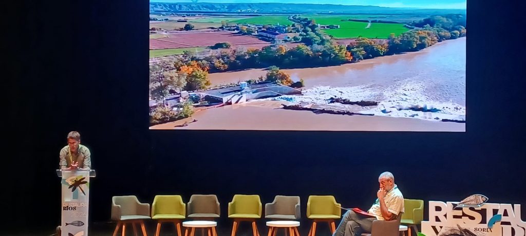 Samuel Chopo (jefe de Área de Gestión Ambiental de la CHE expone las acciones Ebro Resilience en la presa de Pina.