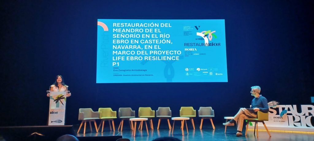 Eva Zaragüeta (OREKAN) expone la propuesta en el Meandro de El Señorío (Castejón, Navarra)