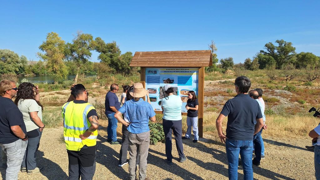Tatiana Garza. Explicaciones sobre recuperación de espacio fluvial en la Zona 2. Osera de Ebro - Fuentes de Ebro (Zaragoza)